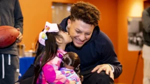 Chiefs’ QB Patrick Mahomes and TE Travis Kelce Surprise a Local Family with Food, Gifts and a Day to Remember
