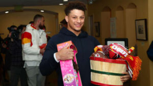 Chiefs’ QB Patrick Mahomes and TE Travis Kelce Surprise a Local Family with Food, Gifts and a Day to Remember
