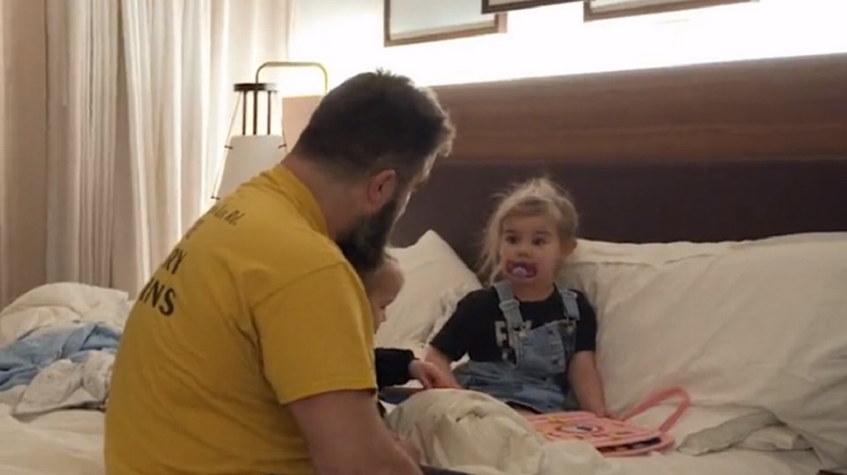 Heartwarming Moment: "UNCLE TRAVIS  is Good Dad" Jason Kelce's 4- year old Daughter Sweetest Reaction to UNCLE TRAVIS Super Bowl Race' The 4-year old Daughter affirm Uncle Travis for the Super bowl...