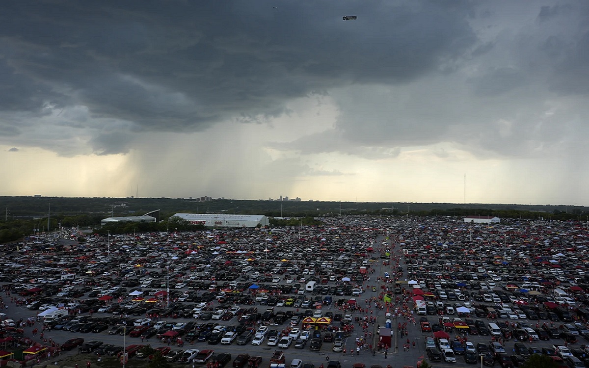 Breaking News: Chiefs - Ravens opener to NFL season has been delayed by  30 minutes after storm passes through Kansas City... see full cinero 