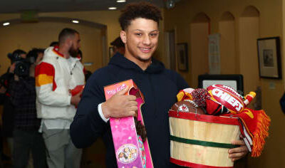 Chiefs’ QB Patrick Mahomes and TE Travis Kelce Surprise a Local Family with Food, Gifts and a Day to Remember